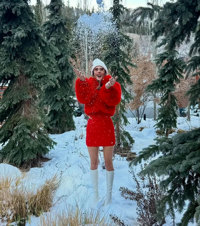 Alessandra Ambrosio s-a jucat în zăpadă (Foto: Instagram)