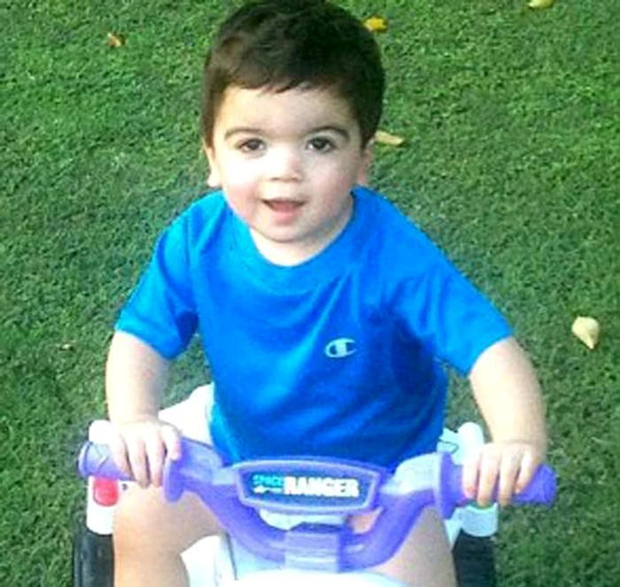 
    Micuțul a stat timp de două zile lângă cadavrele părinților și a bunicii sale  