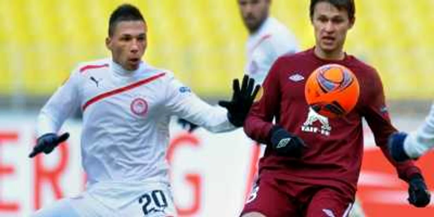 Holebas de la Olympiacos (stânga), în duel cu rusul Ryazanţev