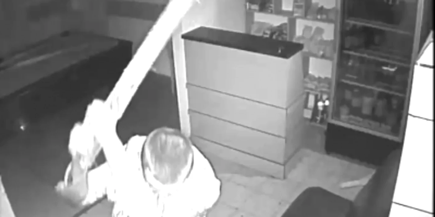 Trei tineri au devastat un bar din comuna suceveană Slatina. FOTO: captură de pe camera de supraveghere