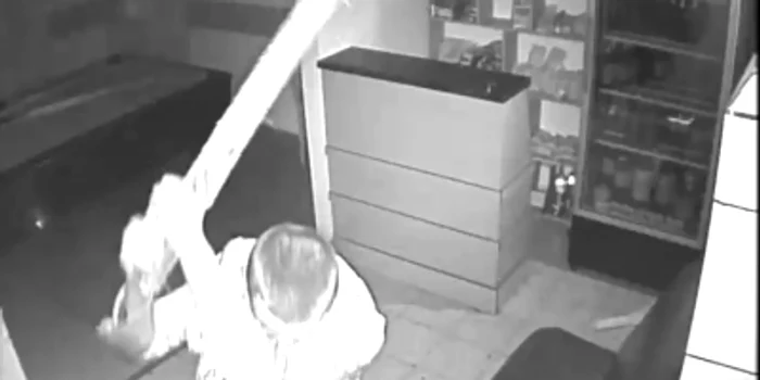 Trei tineri au devastat un bar din comuna suceveană Slatina. FOTO: captură de pe camera de supraveghere