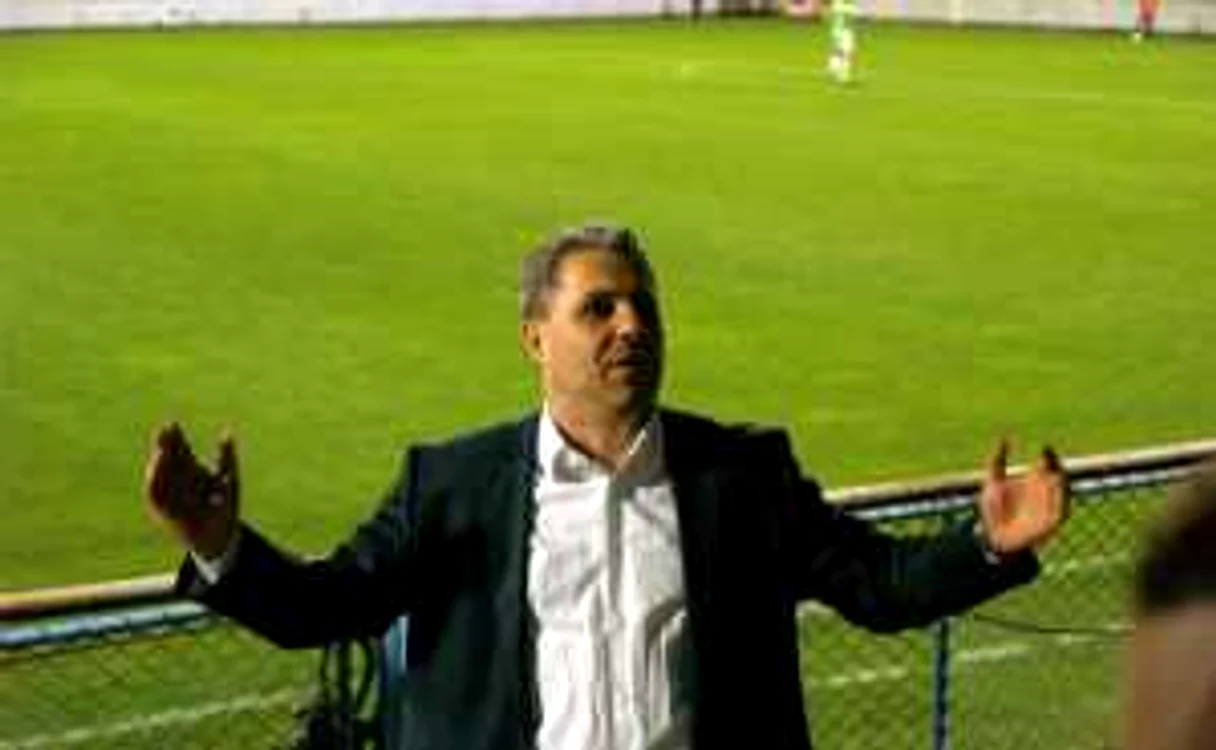 Eliminat, Şumudică a avut norocul că pe „Astra“tribunele sunt la doi paşi de gazon