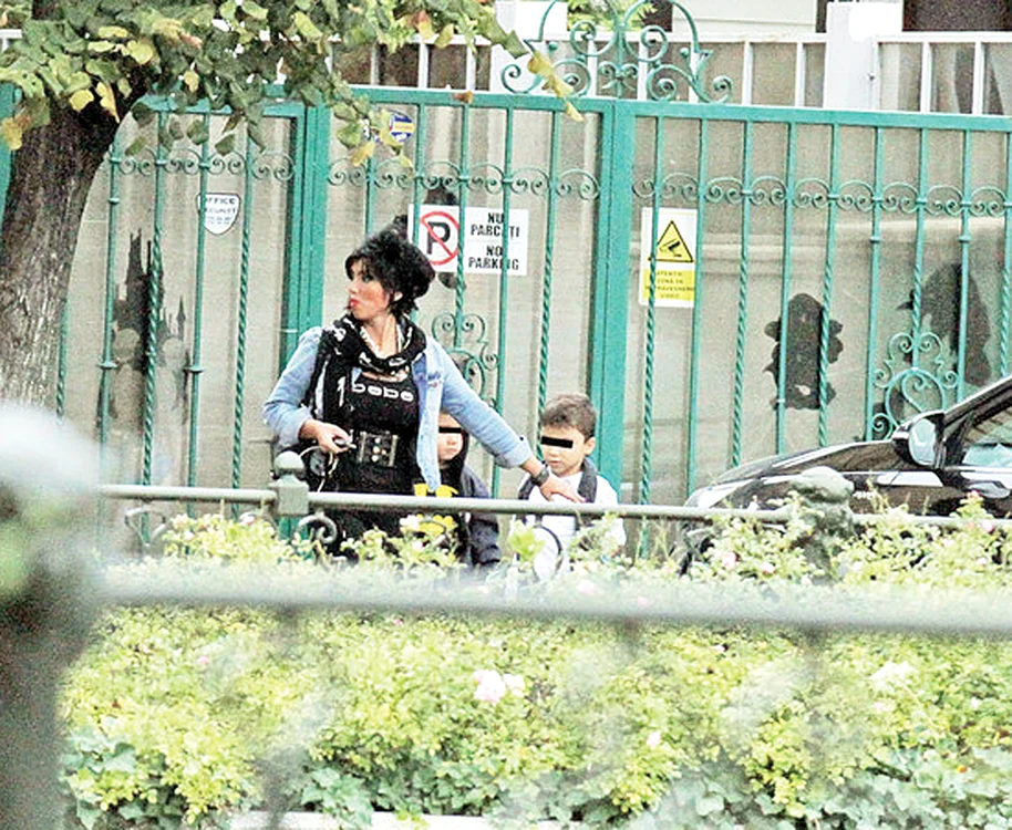 Adriana nu e de acord ca Eduard și Maximus să învețe la grădinițe și școli particulare, iar ieri, judecătorii au fost de partea ei