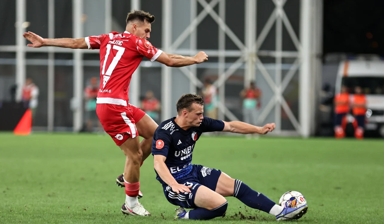 Dinamo (stânga), obligată să câștige (FOTO: Sportpictures)