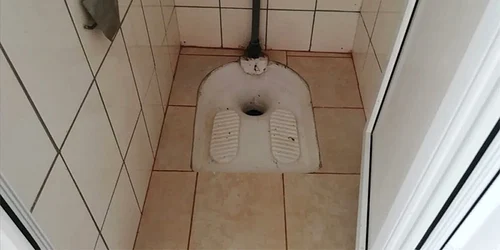 foto5 galati wc turcesc la scoala jpg