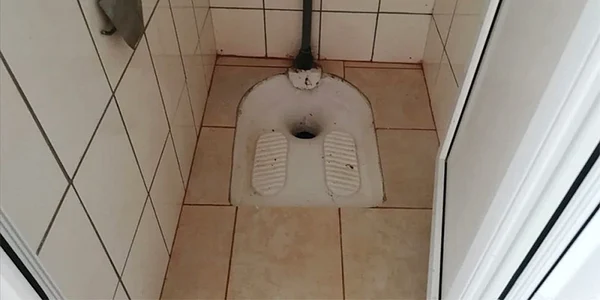 foto5 galati wc turcesc la scoala jpg