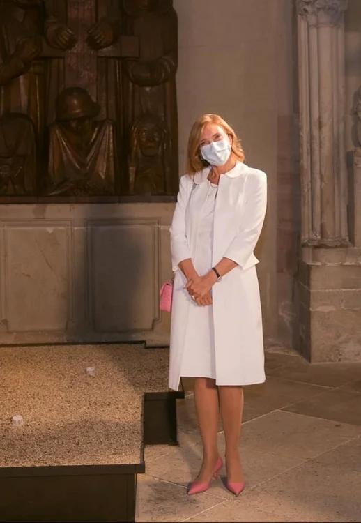 2 carmen iohannis tinuta alba in germania 5 jpg jpeg