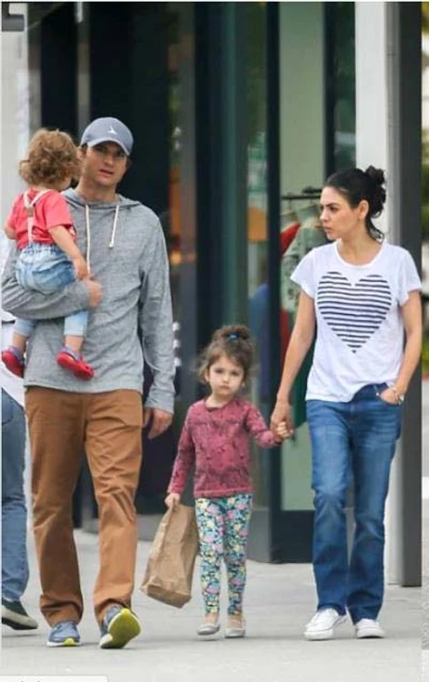 Ashton şi Mila Kunis s-au căsătorit în 2015 şi au doi copii