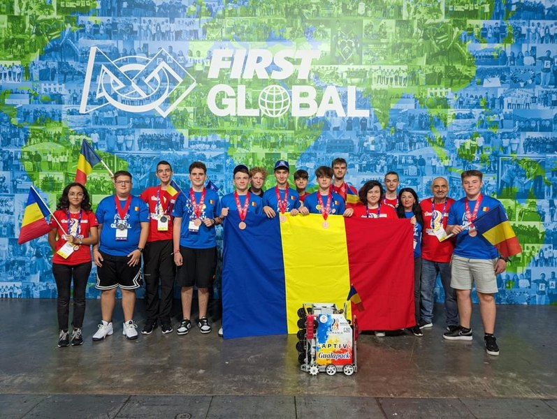 Echipa de robotică din România se întoarce acasă, din Singapore, cu două medalii olimpice și două prestigioase premii FOTO 