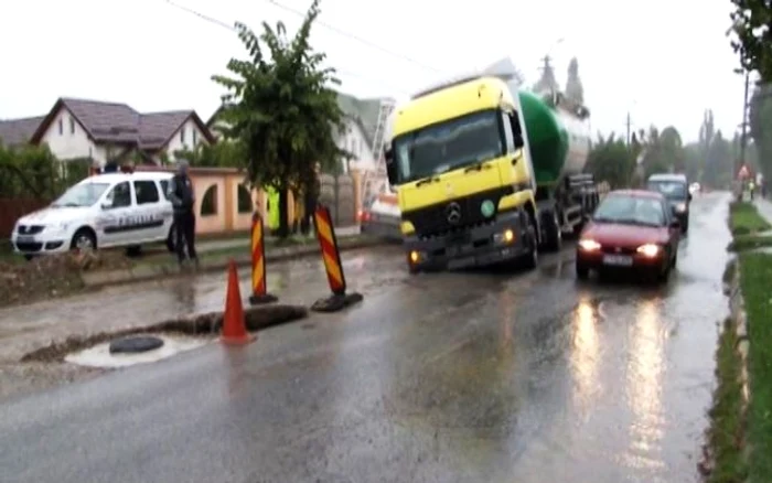 
    Un TIR a căzut într-o groapă imensă în asfalt în oraşul Pucioasa  