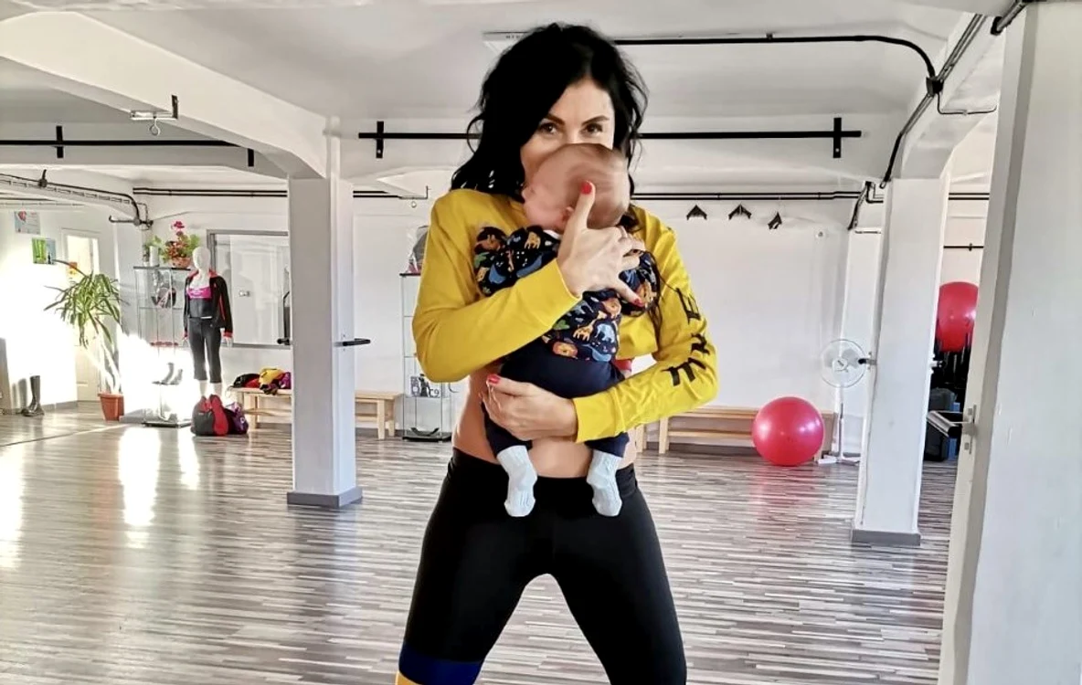 
    Kinga Sebestyen a fost vizitată la sală de nepoțelul, Zador   