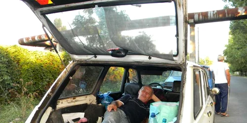 Gheorghe Iacob doarme de câteva zile în rabla adusă la Remat. Foto Dana Mihai