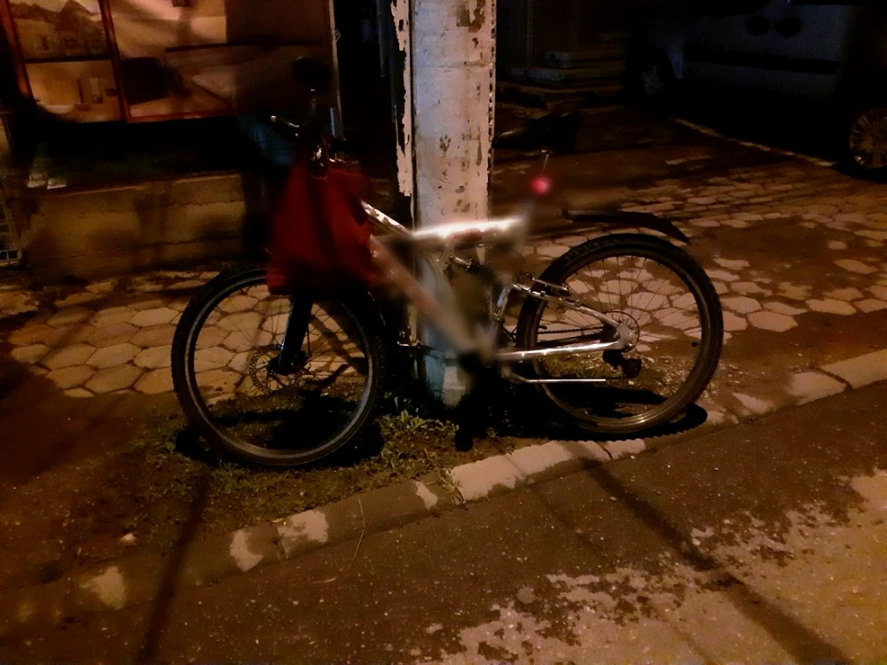 Victima se deplasa pe lângă bicicletă FOTO: arhiva
