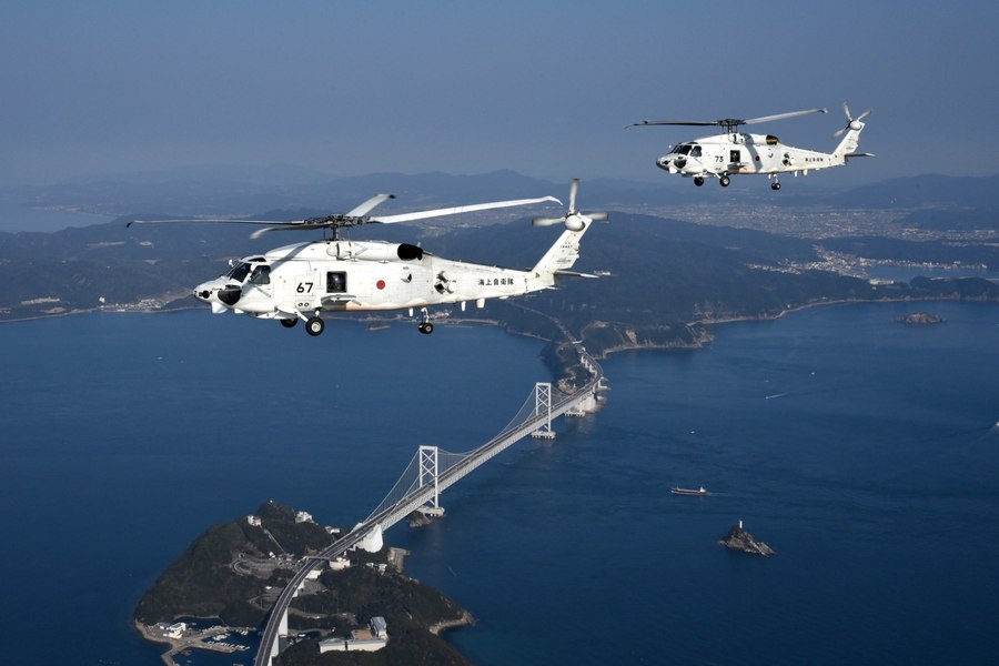 Prăbușirea în Oceanul Pacific a celor două elicoptere militare japoneze, învăluită în mister. Căutările continuă
