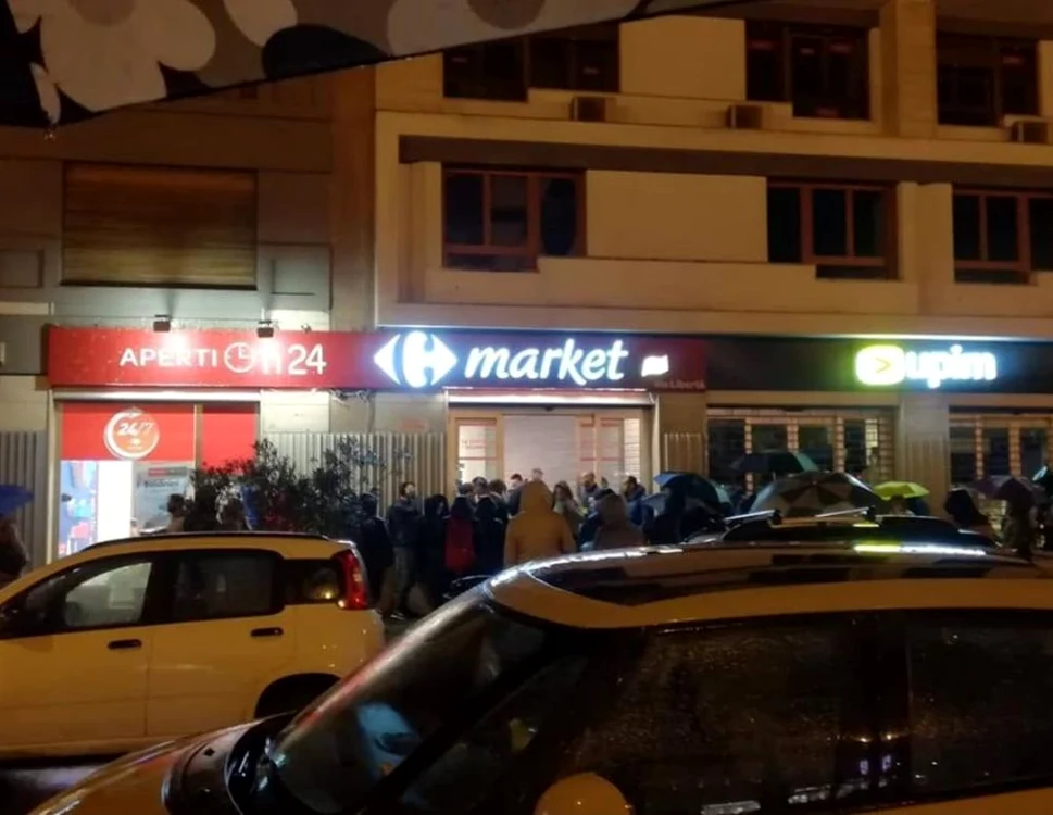 Oamenii s-au îmbulzit la magazin, deși autoritățile i-au îndemnat să stea în case