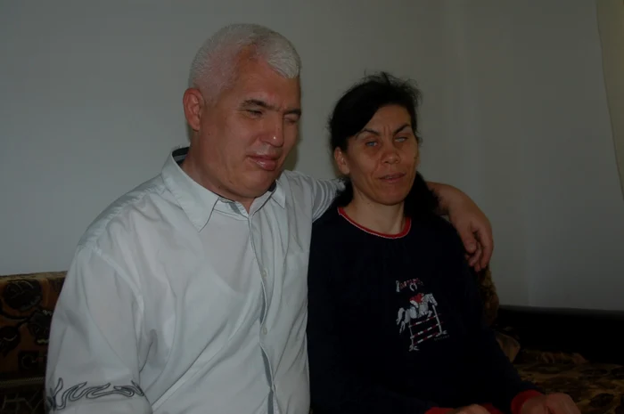 Marian şi Marinela Medeleanu, soţii care trăiesc în întuneric o poveste de viaţă fericită FOTO: Mădălin Sofronie