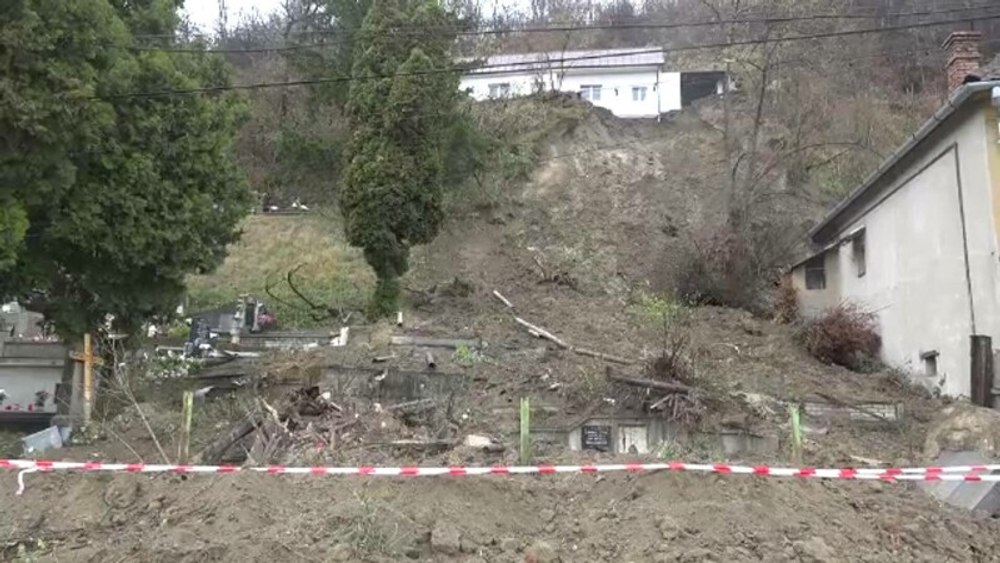 Alunecare de teren într-un cimitir din Sighișoara: mai multe morminte afectate de o canalizare improvizată