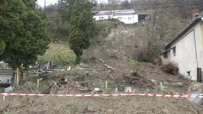 Morminte din Sighişoara, afectate de o alunecare de teren FOTO: Primăria Sighișoara