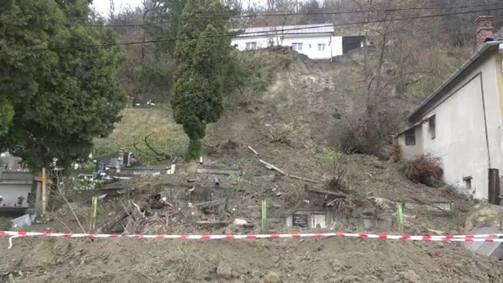 Alunecare de teren într-un cimitir din Sighișoara: mai multe morminte afectate de o canalizare improvizată