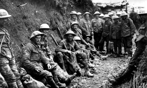 Literatura de război: moartea naște poezie png