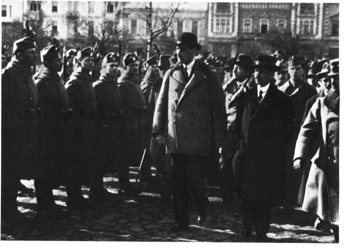 Kratochvil Karoly, conducatorul Diviziei Secuiesti in mijlocul acesteia