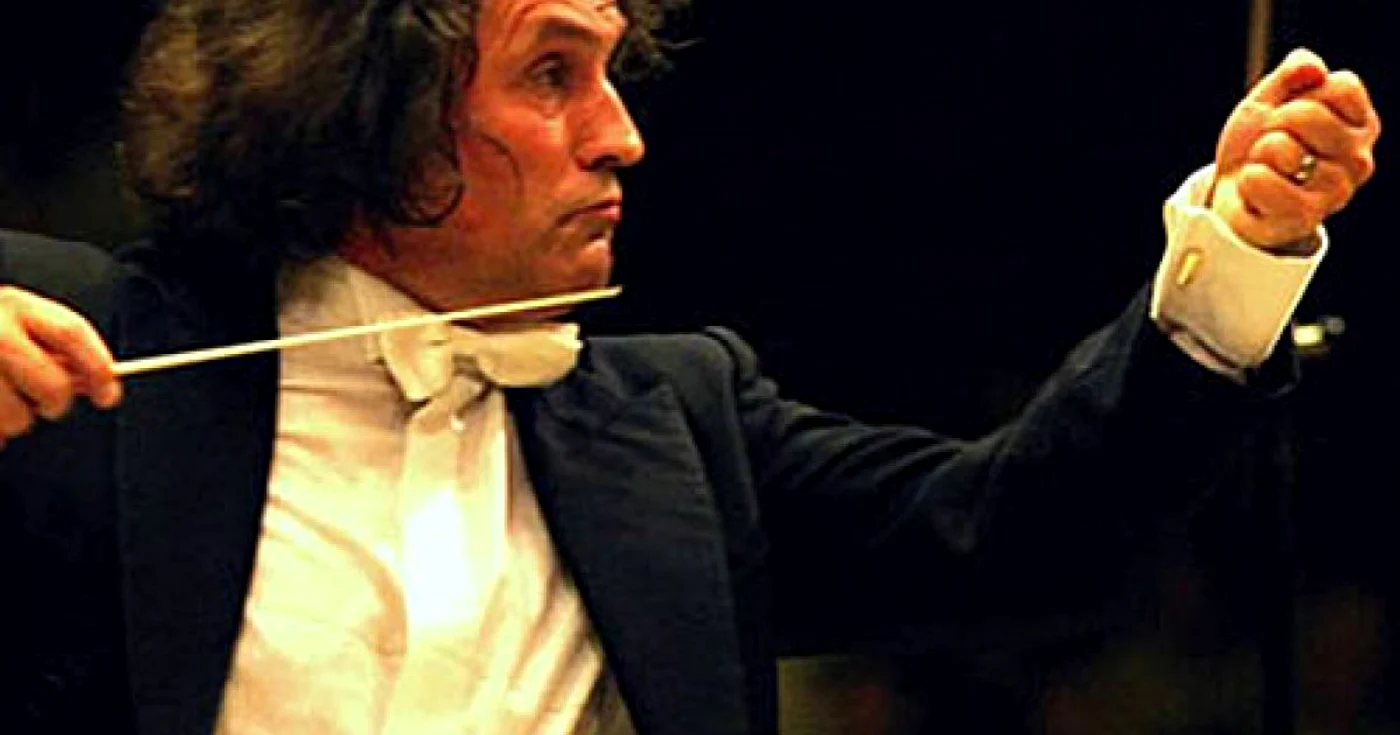 Dirijorul Horia Andreescu va conduce Romanian Sinfonietta Orchestra pe 19 august, în finalul festivalului de la Sinaia FOTO www.festivalulenescu-sinaia.ro