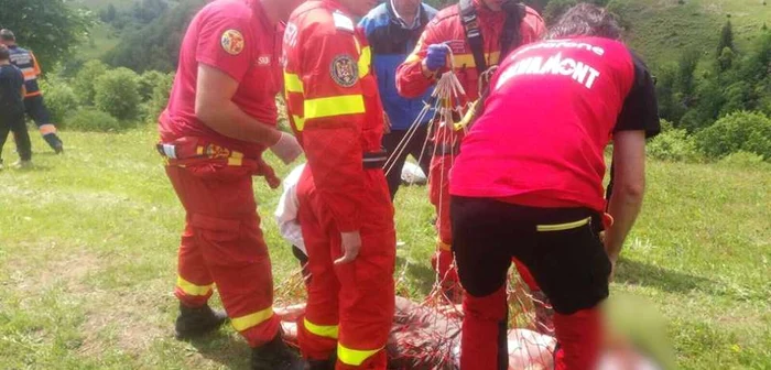 Echipajul a fost nevoit să-l lege pe adolescentul de 14 ani cu corzi şi să-l predea elicopterului SMURD, care nu a putut ateriza în apropiere FOTO: ISU Bistriţa