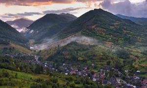Botiza Maramureș zonă istorică în care bisericile din lemn sunt incluse în patrimoniul UNESCO Foto DMS