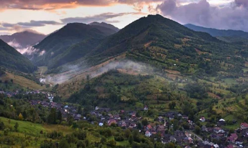 Botiza Maramureș zonă istorică în care bisericile din lemn sunt incluse în patrimoniul UNESCO Foto DMS