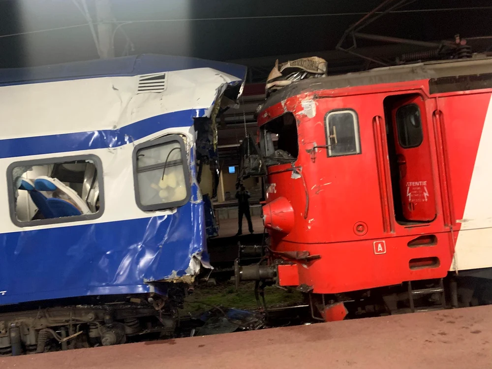 Locomotiva și primul vagon din garnitura de tren au fost serios avariate FOTO ISU Galați