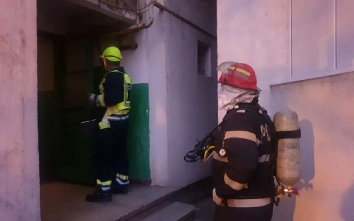 Pompierii supraveghează în prezent imobilul  Foto: ISU Galaţi
