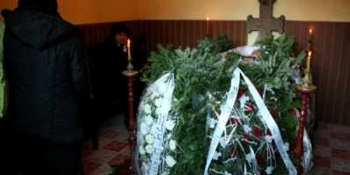 Familia Huidu a trimis o coroană la Biserica unde se află trupul lui Ioan Garbiş. Foto: Stelian Grăjdan