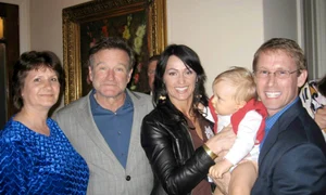 Nadia Comăneci, împreună cu soţul şi copilul ei alături de Robin Williams  jpeg