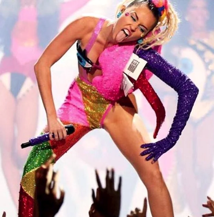 
    Cântăreaţa şi-a etalat tot ce are în dotareFoto: Instagram/ Miley Cyrus  