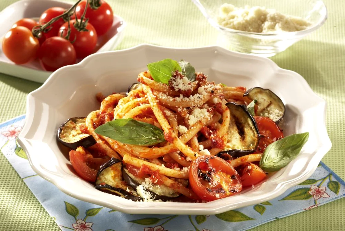 spaghete cu vinete si rosii jpeg