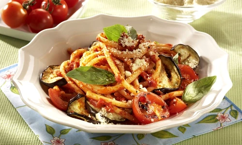 spaghete cu vinete si rosii jpeg