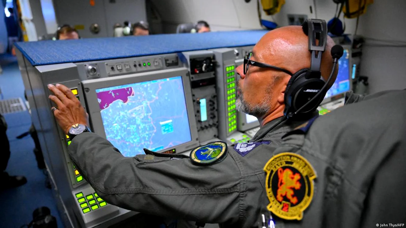 Un ofițer monitorizează situația aeriană pe flancul estic de la bordul unui avion AWACS