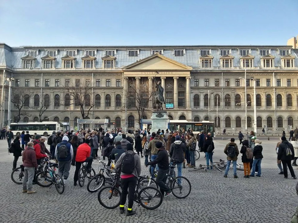 Circa 200 de oameni au protestat, duminică după amiază, faţă de propunerea legislativă a deputaţilor de a schimba Legea Spaţiilor Verzi FOTO Facebook / Rezistenţa Urbană