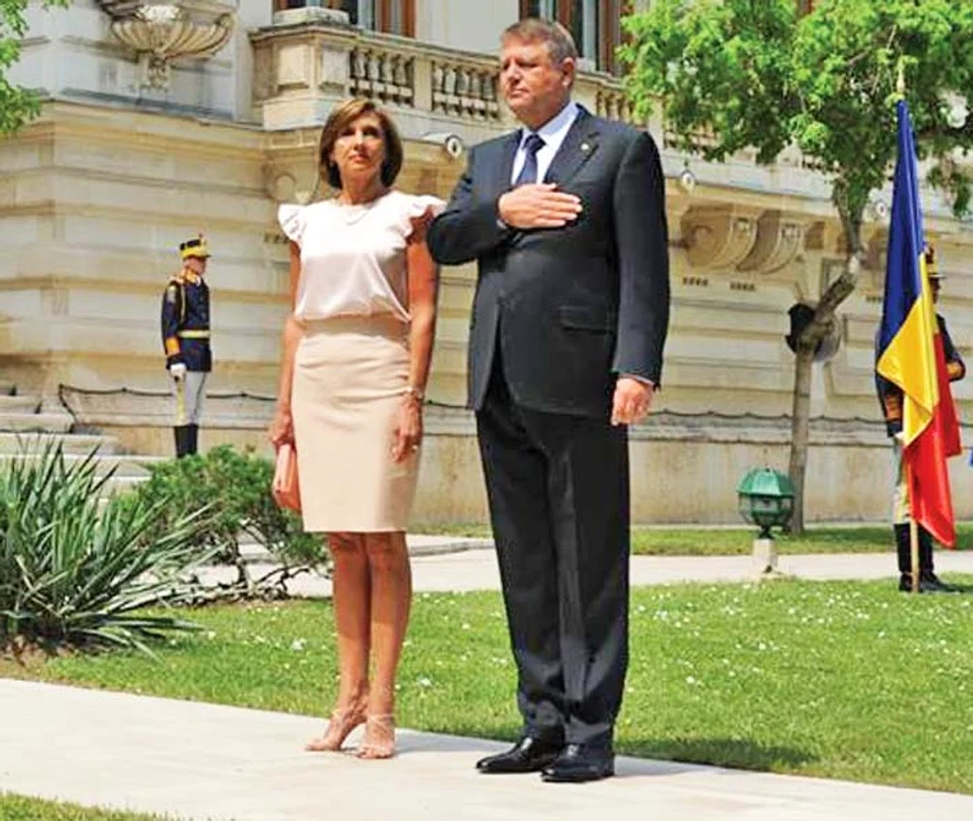 
    Carmen şi Klaus Iohannis sunt căsătoriţi de mai bine de 25 de ani  