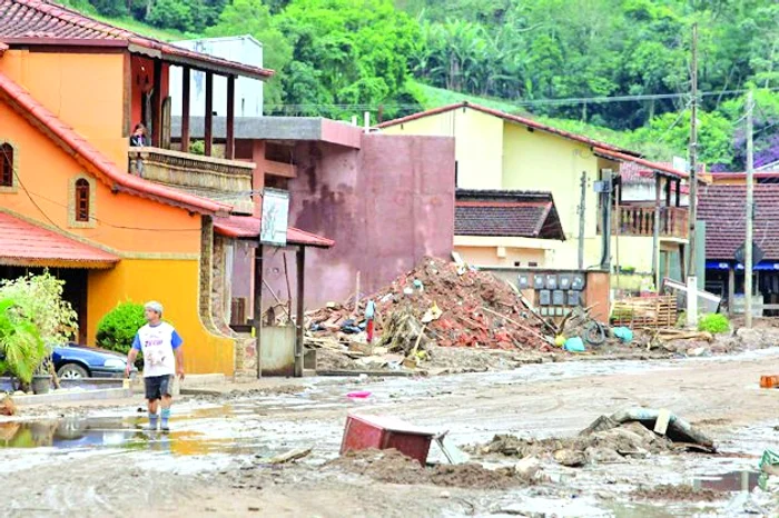 Ploile au cărat mormane de moloz