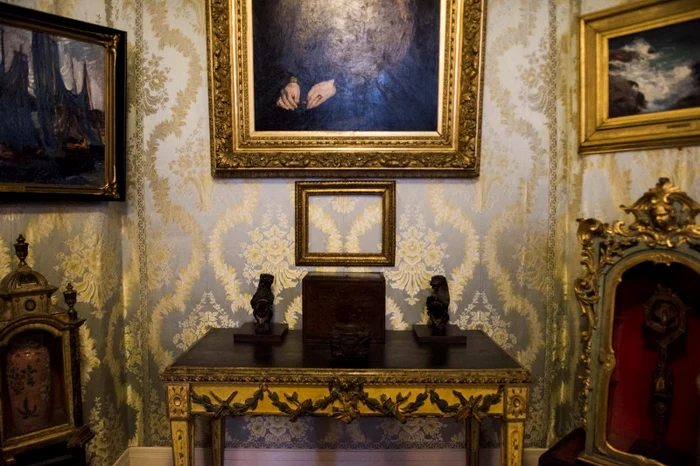 Hoții au lăsat doar ramele tablourilor furate Foto: Profimedia Images