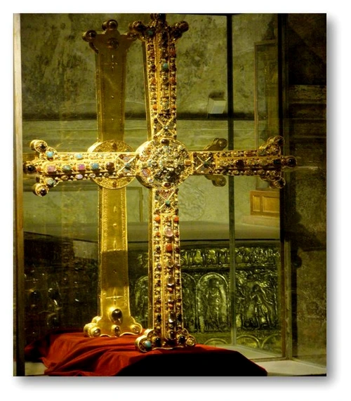 Oviedo_-_Catedral, _Camara_Santa_02.JPG