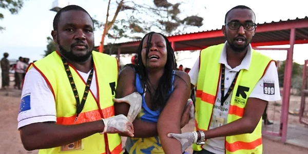 Paramedicii ajutăo elevă ce a fost rănită în timpul unui atac Al- Qaeda în campusul Universităţii Moi din Garissa FOTO AFP