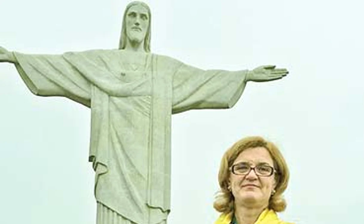 
    Ministrul tineretului şi sportului, Elisabeta Lipă,  multiplă campioană olimpică, s-a rugat la statuia lui  Iisus Hristos pentru reuşitele sportivilor «tricolori»  