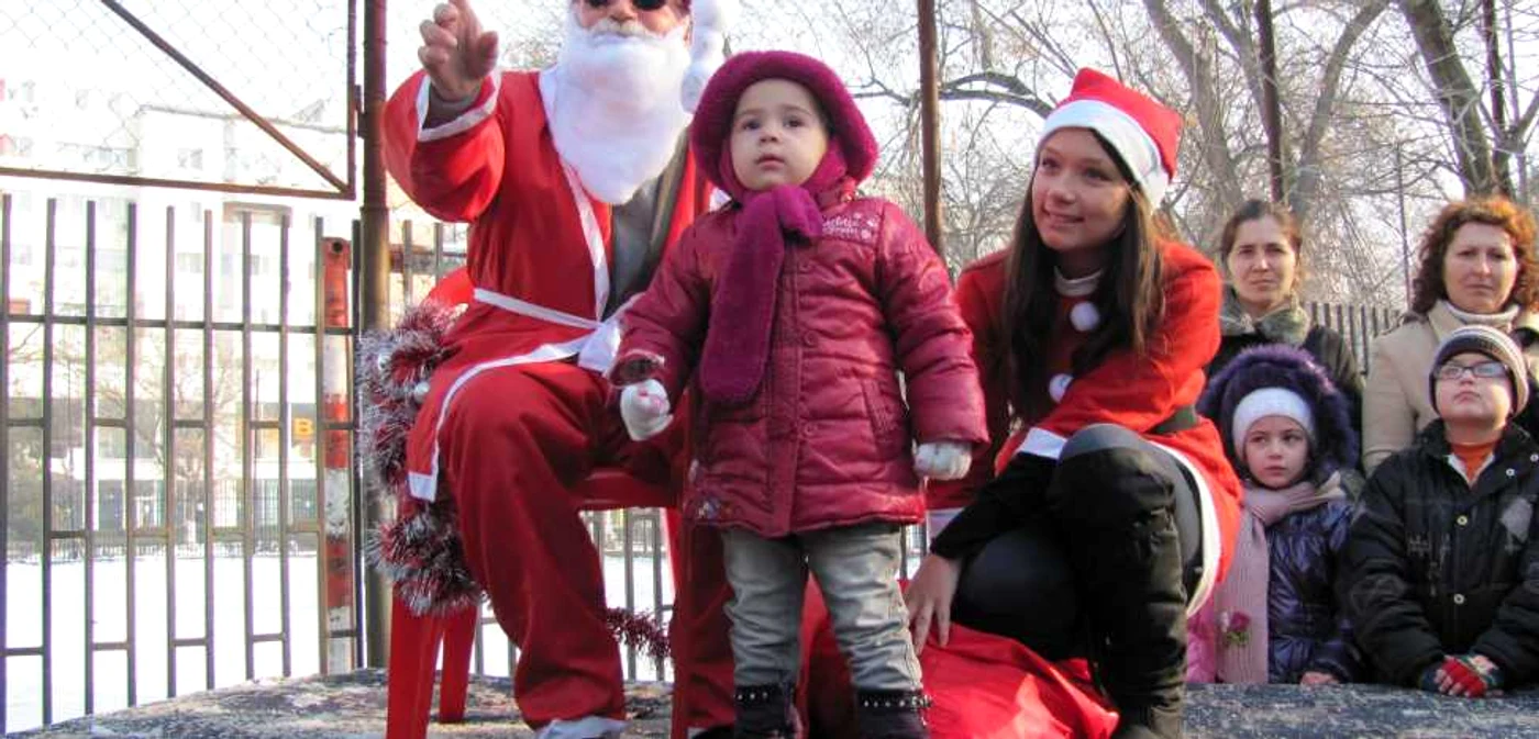 Iasmina, o fetiţă de doi ani a rămas uimită de întâlnirea cu Moş Crăciun