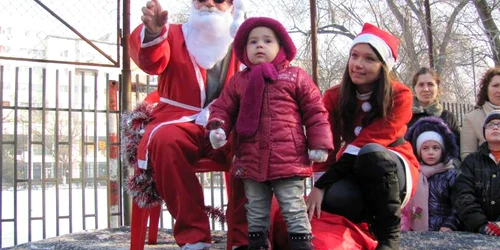 Iasmina, o fetiţă de doi ani a rămas uimită de întâlnirea cu Moş Crăciun