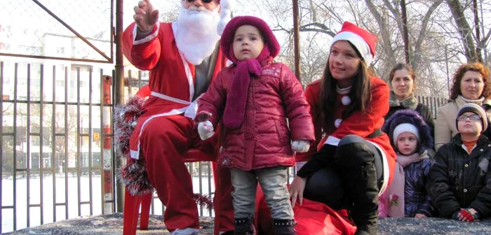 Iasmina, o fetiţă de doi ani a rămas uimită de întâlnirea cu Moş Crăciun
