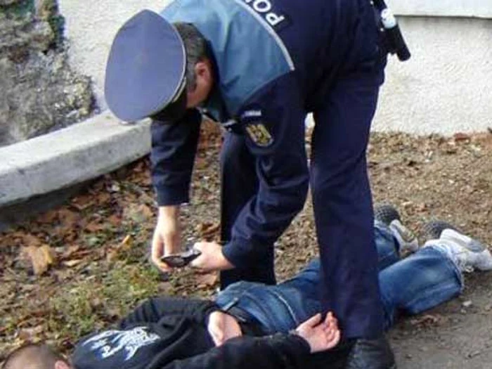 Hoţii au fost reţinuţi de către poliţişti. FOTO; N.Butnaru