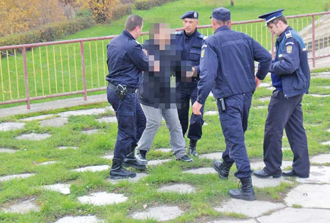 100 de bărbaţi au fost duşi la audieri