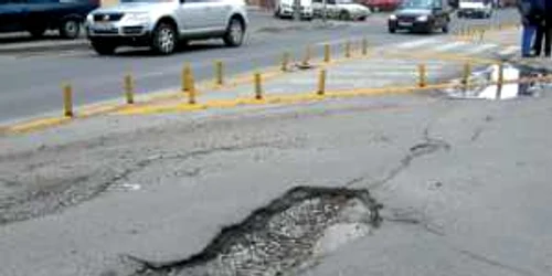 Groapa vedetă ar putea înghiţi două roţi de maşină mai mică